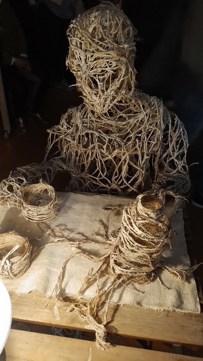 Dalle radici incroci zigzaganti prendono vita appaiono i ricordi come immagini eteree